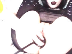 Gothic girl dehnt ihre arschfotze mit analplug