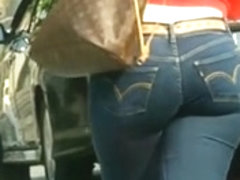 Candid big ass in Levi jeans