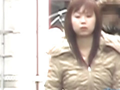 Japanese sharking pro lifts a cute girl's short skirt