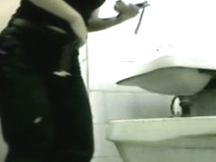 Amateur girls come to public wc to get shot on the spy cam
