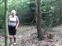 Mature slut piss and gives head