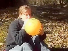 Blowing and sitpopping a 16_ balloon