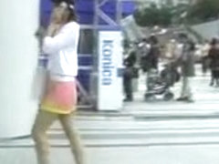 Skirt sharking in action exposed her cute pink panties