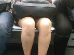 Lindas piernas y bajo la falda en Metro L7 MX