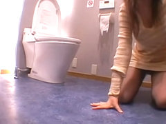 Nice Jap whore takes a big knob in the toilet voyeur video